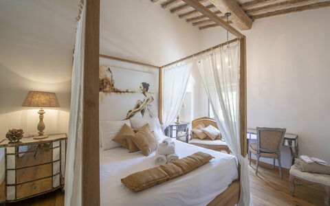 Villa Marinella: Möbel, Interior Design, Schlafzimmer, Holz, Bett, Fussboden, Flooring, Beleuchtung, Zuhause, Decke