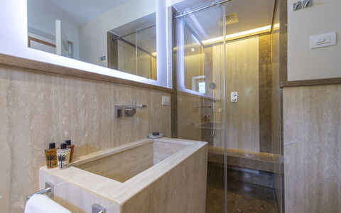 Villa Marinella: Armatur, Flooring, Badezimmer, Holz, Interior Design, Fussboden, Zapfhahn, Installation, Beleuchtung, Fliese