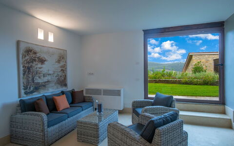 Villa Marinella: Möbel, Flooring, Stuhl, Couch, Kaffetisch, Hartholz, Wohnzimmer, Bilderrahmen, Armlehne