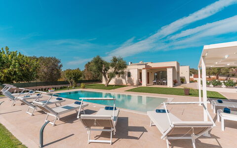 Villa Il Gelsomino: Schwimmbad, Resort, Wohngebiet, Estate, Garten, Landscaping, Hazienda, Schatten, Villa, Hof