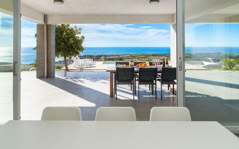 Villa Lily: Möbel, Fussboden, Flooring, Stuhl, Meer, Küche & Esszimmer Tisch, Schatten, Resort, Ozean, Küste