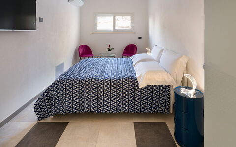 Villa Lily: Interior Design, Möbel, Fussboden, Flooring, Schlafzimmer, Decke, Zimmer, Bett, Beleuchtung, Bettdecke