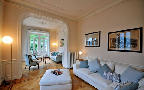 Letizia: Möbel, Interior Design, Wand, Couch, Flooring, Fussboden, Holz, Wohnzimmer, Decke, Zimmer