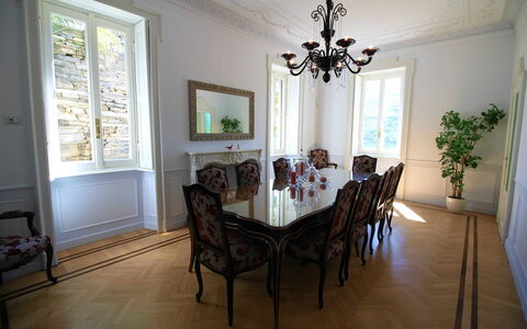 Letizia: Möbel, Interior Design, Flooring, Stuhl, Fussboden, Tabelle, Holz, Esszimmer, Decke, Leuchter