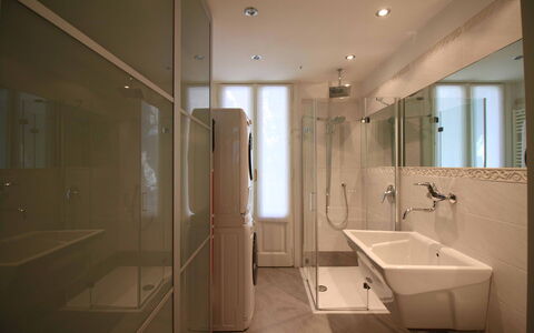 Letizia: Badezimmer, Interior Design, Flooring, Armatur, Fussboden, Sinken, Bad Sink, Zapfhahn, Installation, Decke