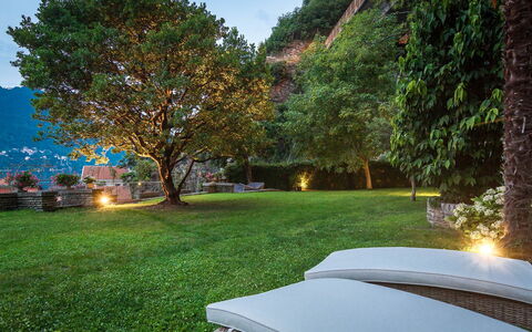 Letizia: Landschaft, Garten, Gebirge, Gartenmöbel, Bergstation, Sonnenlicht, Rasen, Landscaping, Schatten, Eco Hotel