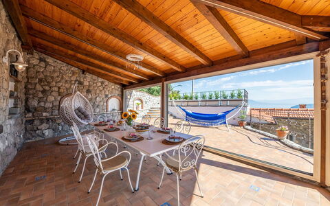 Villa Pietraluna: Flooring, Möbel, Fussboden, Stuhl, Blumentopf, Zimmerpflanze, Resort, Fliese, Balkon, Holzbeize