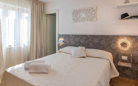 Villa Pietraluna: Interior Design, Schlafzimmer, Bett, Fussboden, Flooring, Bettdecke, Möbel, Bedding, Holz, Decke