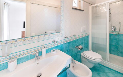 Villa Pietraluna: Blau, Flooring, Fussboden, Armatur, Interior Design, Badezimmer, Fliese, Zapfhahn, Installation, Bad Sink