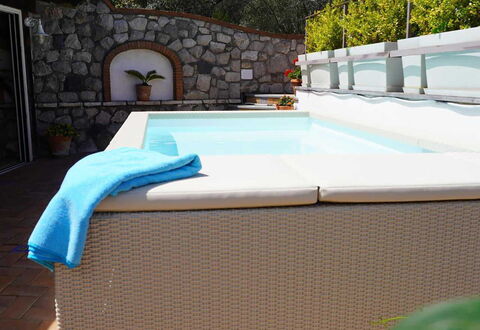 Villa Pietraluna: Schwimmbad, Freizeit, Gartenmöbel, Blumentopf, Schatten, Garten, Zimmerpflanze, Resort, Hinterhof, Eco Hotel