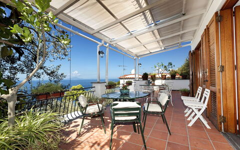 Villa Mary: Möbel, Veranda, Gartenmöbel, Stuhl, Tabelle, Blumentopf, Balkon, Tisch Im Freien, Resort, Zimmerpflanze