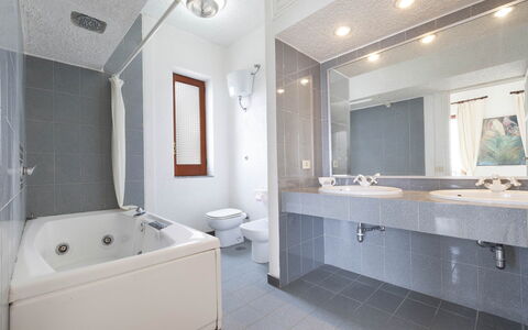 Villa Mary: Armatur, Flooring, Badezimmer, Interior Design, Fussboden, Sinken, Decke, Zapfhahn, Bad Sink, Installation