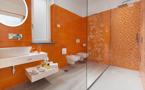 Villa del Cantone: Flooring, Interior Design, Orange, Armatur, Fussboden, Badezimmer, Fliese, Installation, Zapfhahn, Sinken