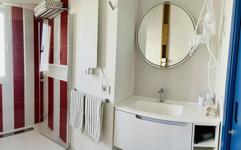 Nole 1: Armatur, Badezimmer, Interior Design, Flooring, Bad Sink, Fussboden, Sinken, Installation, Zapfhahn, Toilette