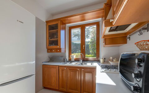 Villa Ava: Küche, Küchengerät, Major Appliance, Holz, Countertop, Cabinetry, Spüle, Interior Design, Möbel, Haushaltsgerät