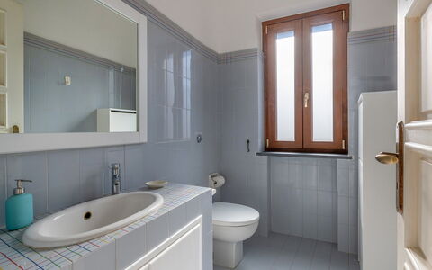 Villa Ava: Badezimmer, Bad Sink, Armatur, Sinken, Flooring, Fussboden, Interior Design, Zapfhahn, Installation, Toilette