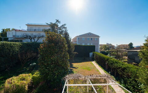 Villa Ava: Himmel, Blau, Daytime, Wohngebiet, Strauch, Zuhause, Haus, Dach, Estate, Hecke