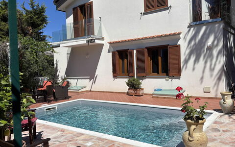 Villa Ava: Schwimmbad, Verbundwerkstoff, Resort, Blumentopf, Zimmerpflanze, Schatten, Eco Hotel, Balkon, Gartenmöbel, Fliese