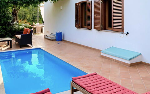 Villa Ava: Möbel, Schwimmbad, Gartenmöbel, Freizeit, Resort, Fussboden, Eco Hotel, Schatten, Holzbeize, Stuhl