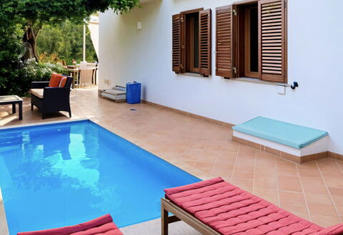 Villa Ava: Möbel, Schwimmbad, Gartenmöbel, Freizeit, Resort, Fussboden, Eco Hotel, Schatten, Holzbeize, Stuhl