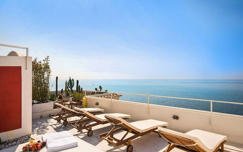 Villa Chiara: Möbel, Meer, Balkon, Wohnung, Stuhl, Resort, Ozean, Schatten, Gartenmöbel, Blumentopf