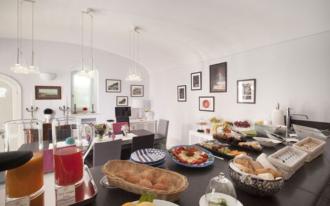 Villa Chiara: Interior Design, Möbel, Beleuchtung, Zimmer, Decke, Wohnung, Bilderrahmen, Zimmerpflanze, Light Fixture, Hotel