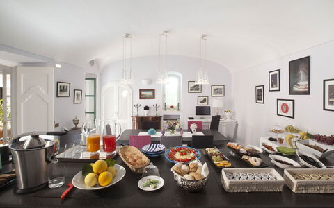Villa Chiara: Interior Design, Möbel, Decke, Beleuchtung, Tabelle, Zimmer, Light Fixture, Essen, Servierware, Stuhl