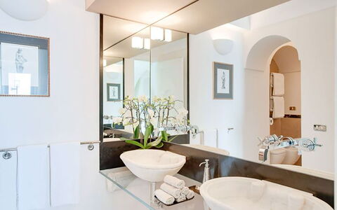 Villa Chiara: Interior Design, Wand, Armatur, Flooring, Möbel, Zapfhahn, Countertop, Sinken, Bad Sink, Badezimmer