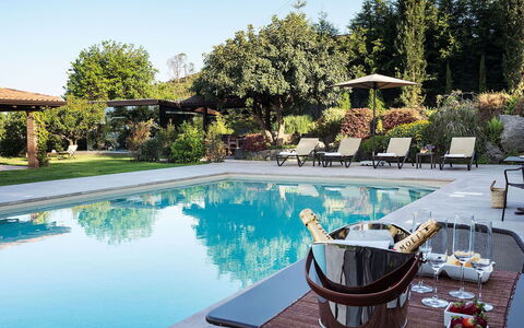 Villa Monte Serra: Schwimmbad, Gartenmöbel, Resort, Regenschirm, Möbel, Sonnenliege, Eco Hotel, Schatten, Freizeit