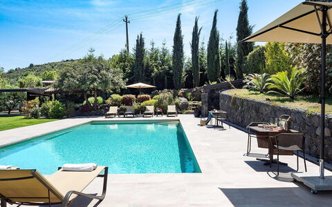 Villa Monte Serra: Schwimmbad, Gartenmöbel, Resort, Schatten, Eco Hotel, Möbel, Verbundwerkstoff, Regenschirm, Flagstone, Freizeit