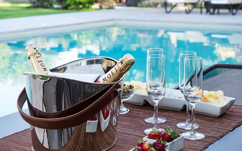 Villa Monte Serra: Flasche, Geschirr, Drinkware, Weinflasche, Glasflasche, Wein, Glas, Barware