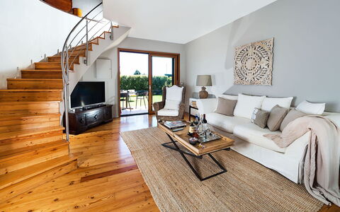 Villa Monte Serra: Flooring, Holz, Möbel, Interior Design, Holzboden, Fussboden, Zuhause, Wohnzimmer, Stuhl, Hartholz