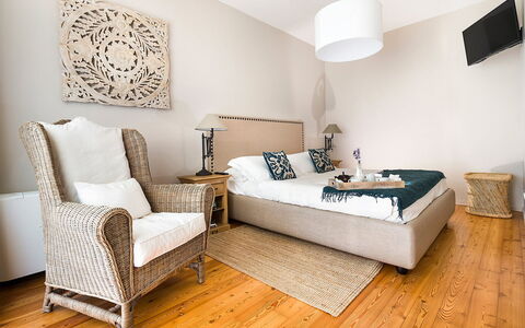 Villa Monte Serra: Möbel, Interior Design, Bett, Schlafzimmer, Fussboden, Flooring, Zimmer, Holz, Bedding, Linens