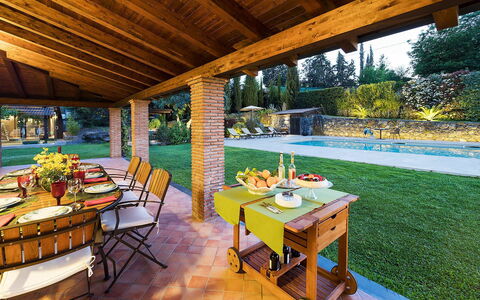 Villa Monte Serra: Möbel, Tabelle, Schwimmbad, Resort, Stuhl, Interior Design, Küche & Esszimmer Tisch, Eco Hotel, Gartenmöbel, Garten