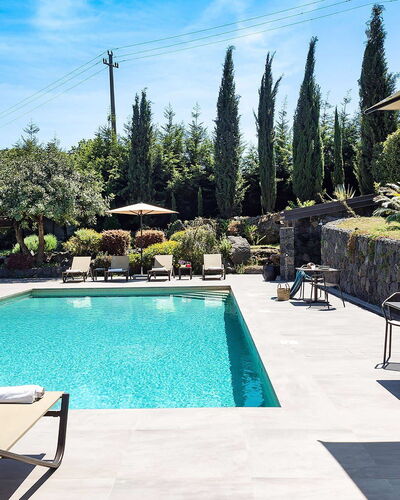 Villa Monte Serra: Schwimmbad, Gartenmöbel, Resort, Schatten, Eco Hotel, Möbel, Verbundwerkstoff, Regenschirm, Flagstone, Freizeit