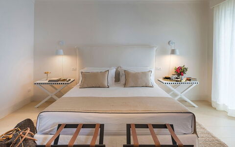 Villa Pozzillo: Möbel, Bett, Interior Design, Wand, Schlafzimmer, Holz, Fussboden, Flooring, Textil, Bedding