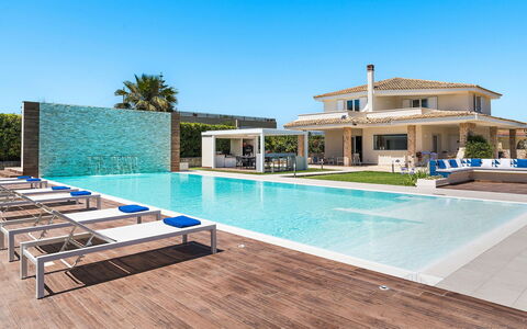 Villa Agorà: Schwimmbad, Blau, Resort, Eco Hotel, Freizeit, Thermae, Verbundwerkstoff, Estate, Villa, Gartenmöbel