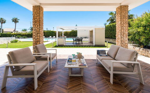 Villa Agorà: Möbel, Flooring, Holz, Stuhl, Interior Design, Fussboden, Tabelle, Gartenmöbel, Wohnzimmer, Resort