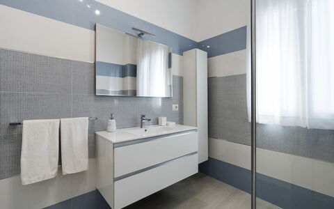 Villa Agorà: Armatur, Flooring, Interior Design, Fussboden, Badezimmer, Installation, Fliese, Sinken, Badezimmerschrank, Zapfhahn