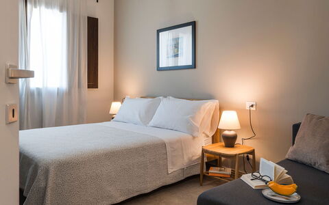 Villa Camporeale: Möbel, Interior Design, Wand, Schlafzimmer, Bett, Fussboden, Flooring, Holz, Zimmer, Bettdecke