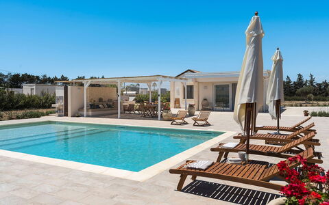 Villa Camporeale: Schwimmbad, Verbundwerkstoff, Resort, Schatten, Regenschirm, Estate, Gartenmöbel, Flagstone, Villa, Outdoor Struktur