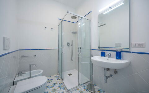 Maison Maiori: Armatur, Flooring, Badezimmer, Fussboden, Interior Design, Sinken, Zapfhahn, Bad Sink, Decke, Installation