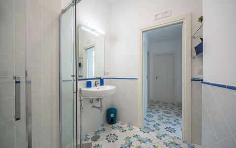 Maison Maiori: Blau, Flooring, Fussboden, Interior Design, Armatur, Badezimmer, Fliese, Decke, Verbundwerkstoff, Zimmer