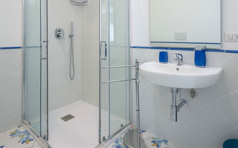 Maison Maiori: Badezimmer, Armatur, Flooring, Fussboden, Sinken, Interior Design, Zapfhahn, Installation, Bad Sink, Dusche