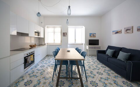 Maison Maiori: Flooring, Interior Design, Fussboden, Möbel, Holz, Decke, Zimmer, Beleuchtung, Tabelle, Zuhause