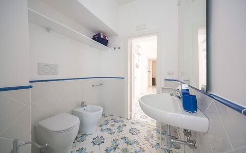 Maison Maiori: Flooring, Fussboden, Interior Design, Armatur, Fliese, Verbundwerkstoff, Installation, Badezimmer, Zapfhahn