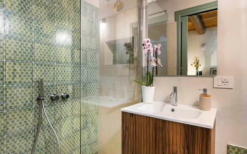 Villa del Sole: Badezimmer, Interior Design, Armatur, Flooring, Fussboden, Badezimmerschrank, Sinken, Zapfhahn, Bad Sink, Fliese