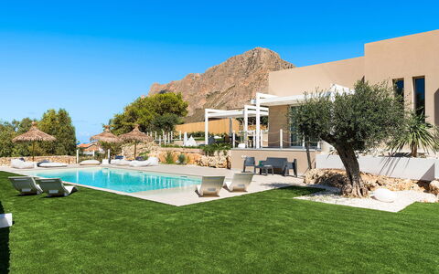 Villa Cornino: Schwimmbad, Resort, Estate, Gartenmöbel, Eco Hotel, Villa, Landscaping, Hazienda, Regenschirm, Schatten