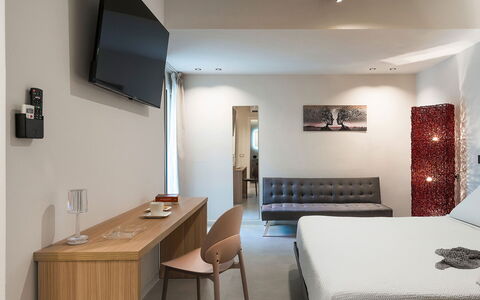 Villa Cornino: Wand, Interior Design, Schlafzimmer, Bett, Flooring, Fussboden, Möbel, Bettdecke, Zimmer, Decke