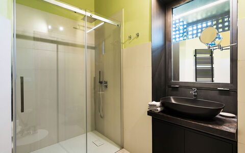 Villa Monica: Badezimmer, Armatur, Interior Design, Flooring, Wand, Fussboden, Zapfhahn, Badezimmerschrank, Bad Sink, Installation